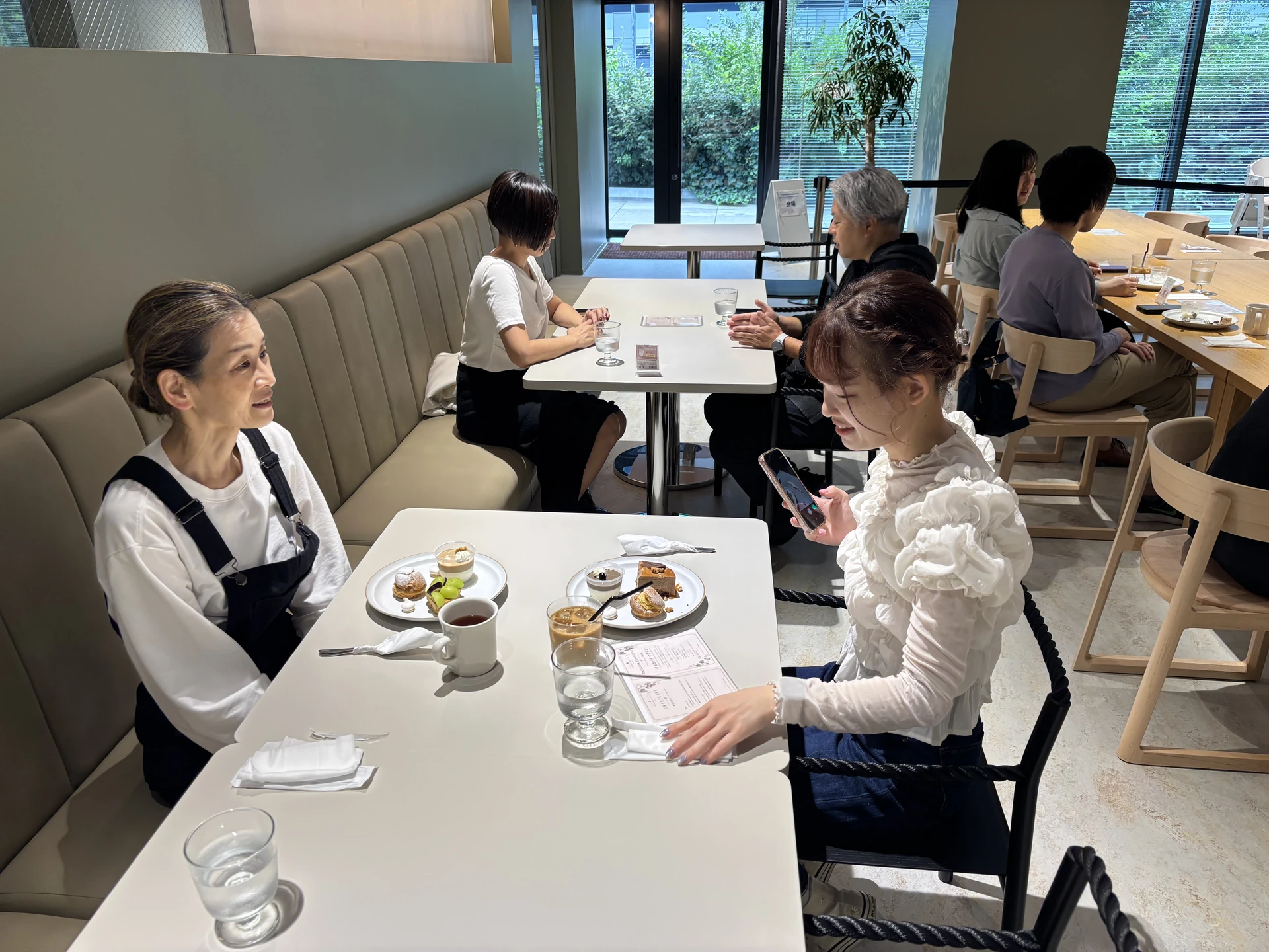 テーブルのスイーツを囲み、お客様とメンバーが過ごす時間